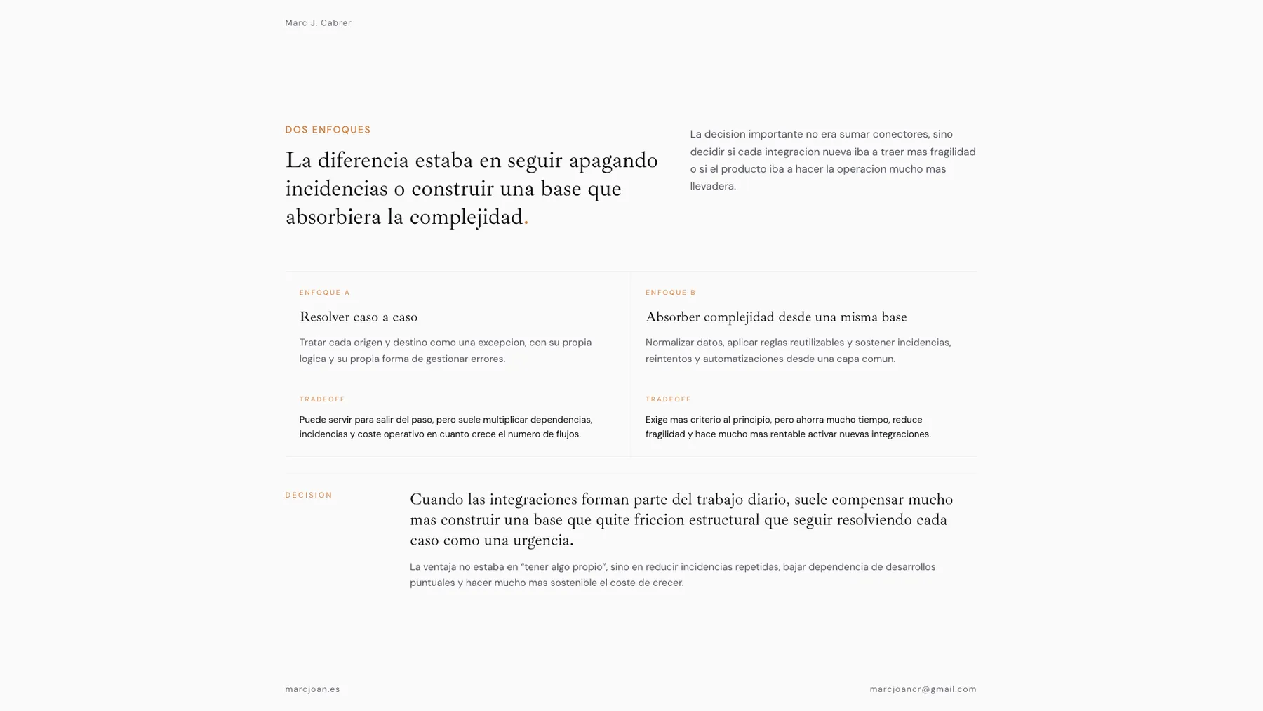 Slide exportada que compara resolver integraciones caso a caso frente a absorber la complejidad desde una misma base.